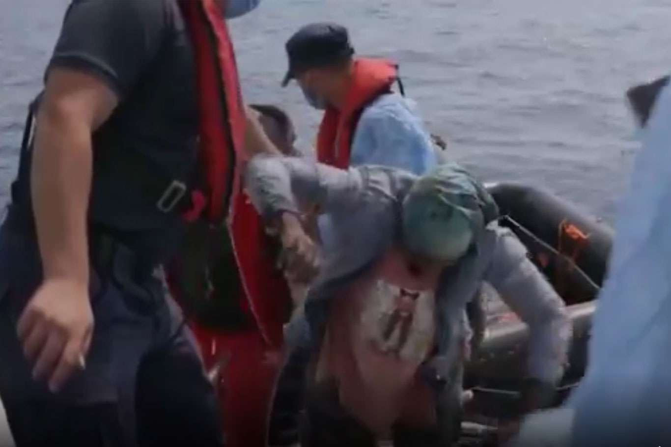 شرطة الحدود اليونانية تعيد مهاجرين في البحر إلى تركيا